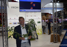 Bart Eekhof of Flier likes to talk about their robotic transplant system. Rockwool plugs are placed on the growing block with this.